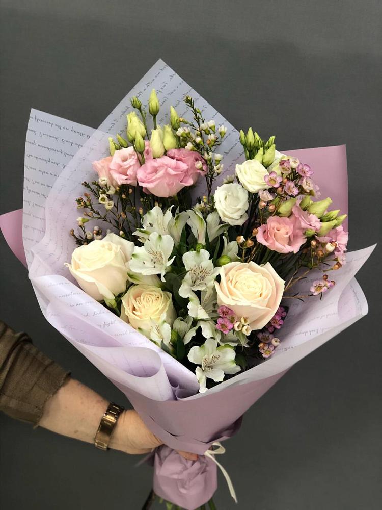 Букет цветов из: Альстромерии, Розы и Лизиантусы в Новобелокатай