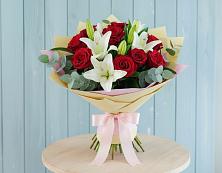Букет цветов из:  Лилии и Розы в Новобелокатай
