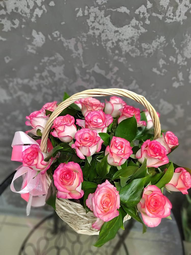 Цветочная композиция из Розы в корзине в Новобелокатай