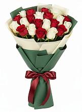 Букет Микс из красных и белых роз в Новобелокатай