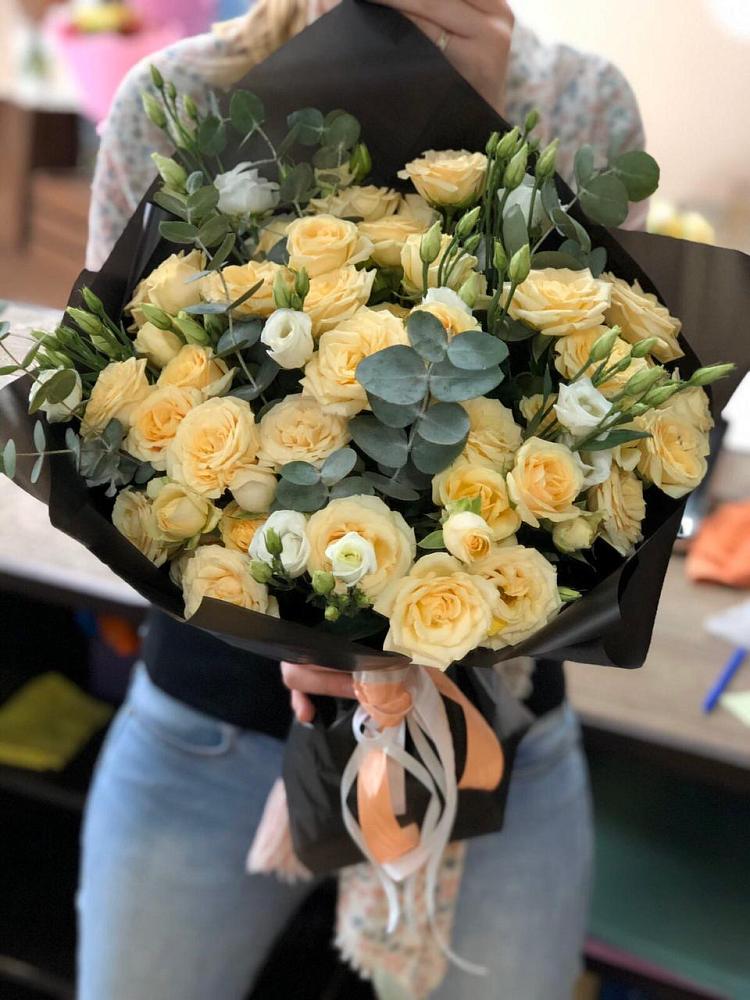 Букет цветов из: Розы и Лизиантусы в Новобелокатай