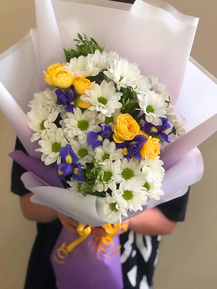 Букет цветов из: Ирисы, Хризантемы и Розы в Новобелокатай