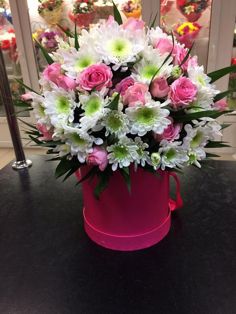 Цветочная композиция из Розы и Хризантемы в шляпной коробке в Новобелокатай