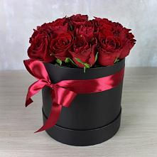 Цветочная композиция из Розы в шляпной коробке в Новобелокатай
