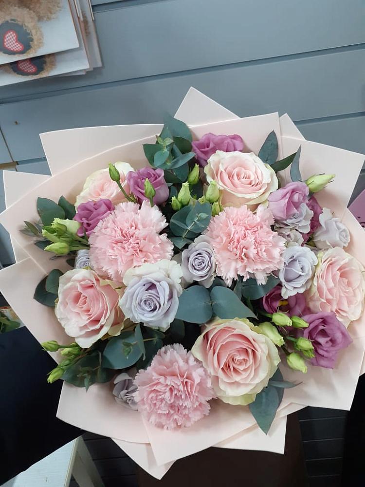 Букет цветов из: Розы, Гвоздики и Лизиантусы в Новобелокатай