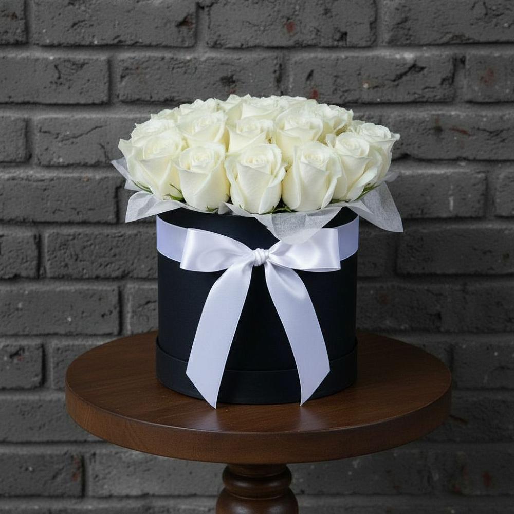 Цветочная композиция из Розы в шляпной коробке в Новобелокатай