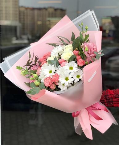 Букет цветов из: Розы, Лизиантусы и Хризантемы в Новобелокатай