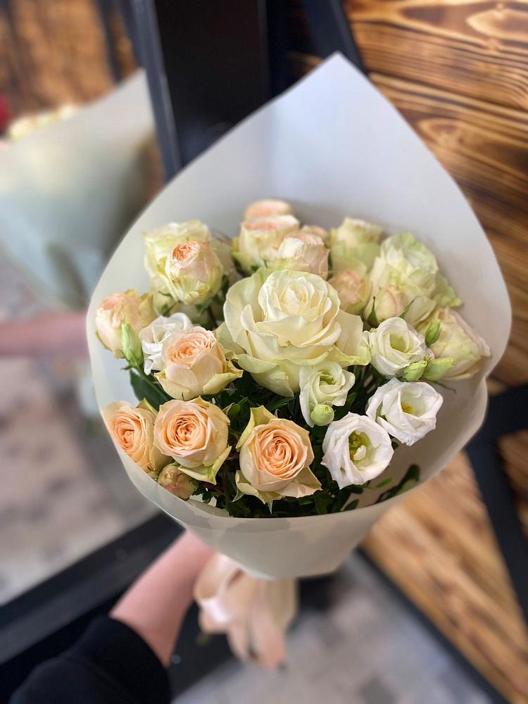 Букет цветов из: Розы и Лизиантусы в Новобелокатай